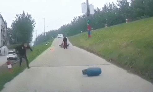 全网点赞!“黑衣女侠”太勇了!