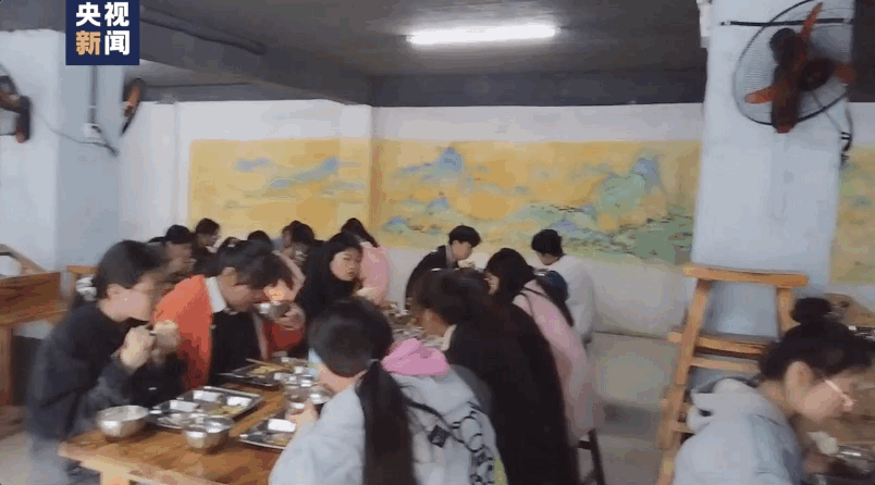 这面墙火了!背后故事太有爱