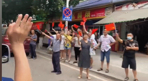 “不开门走不脱哟！”