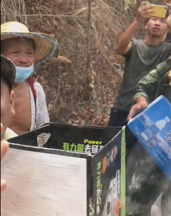 “不开门走不脱哟！”