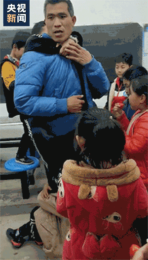 “妮儿~你咋啦？”