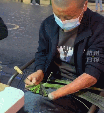 这个摊位占“C位”！看到他的手，网友绷不住了...
