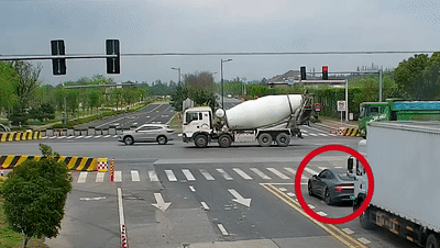 过路司机多看一眼，抢回一条命！网友：天使降临！