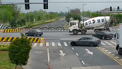 过路司机多看一眼，抢回一条命！网友：天使降临！