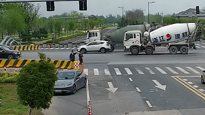 过路司机多看一眼，抢回一条命！网友：天使降临！