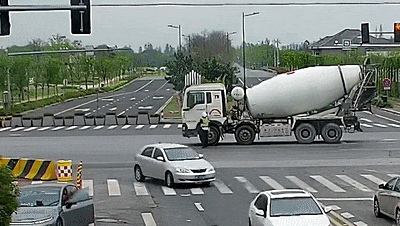 过路司机多看一眼，抢回一条命！网友：天使降临！