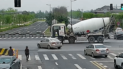 过路司机多看一眼，抢回一条命！网友：天使降临！