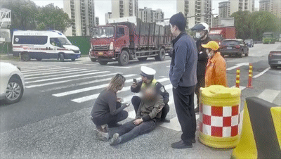 过路司机多看一眼，抢回一条命！网友：天使降临！