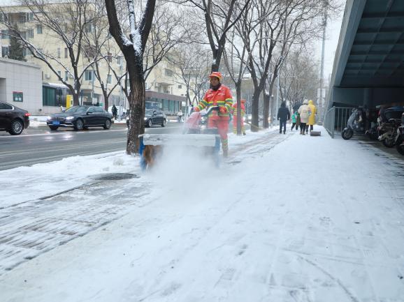 风雪守护者丨环雅丽都“闻雪而动”，人机齐上阵，守护初雪出行路