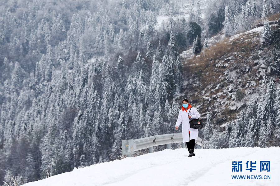 【新春走基层】雪地里的另一抹白 高山女村医在路上