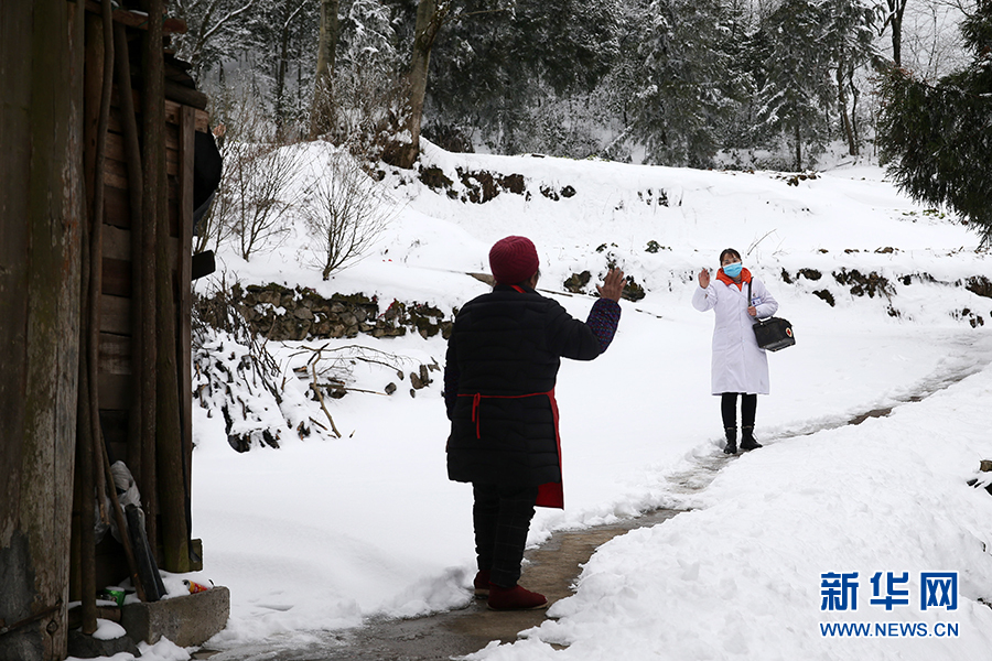 【新春走基层】雪地里的另一抹白 高山女村医在路上