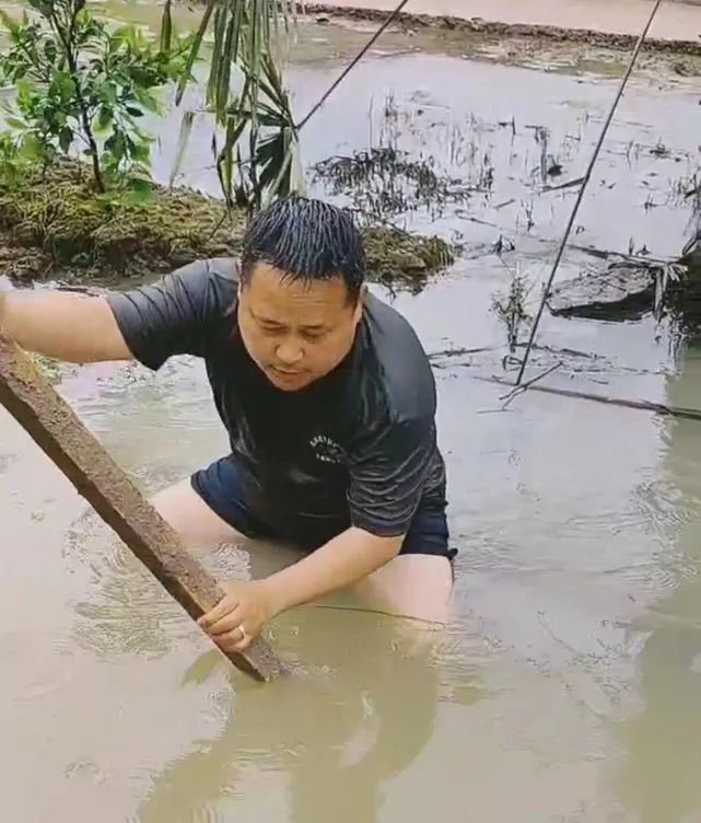 暴雨后排水渠堵塞，他一头扎了进去……