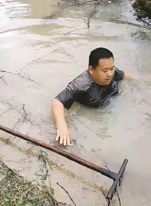 暴雨后排水渠堵塞，他一头扎了进去……