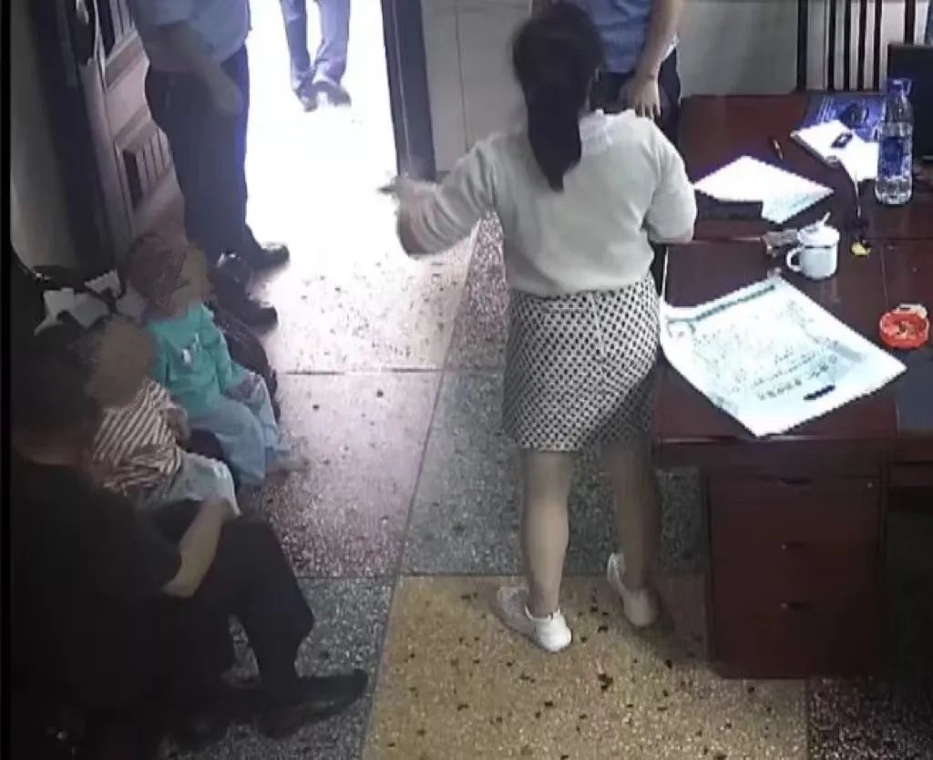 走失男童没穿衣服在街头乱跑，幸亏遇到她！