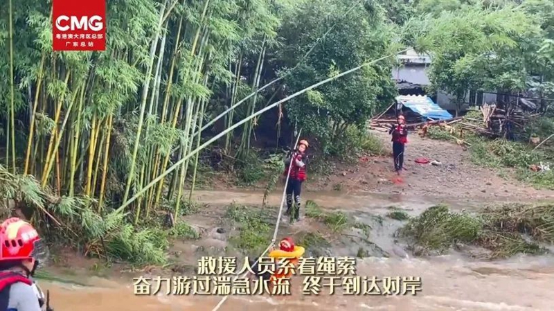 “第一个冲入水中的是我亲爱的儿子！”