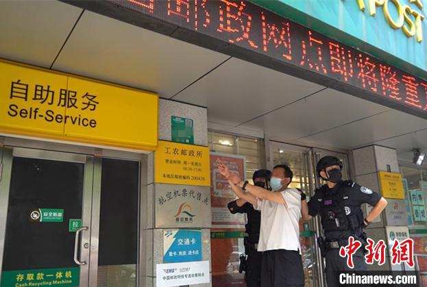 上海“抢劫邮政储蓄所”案告破 民警回顾20年追捕点滴