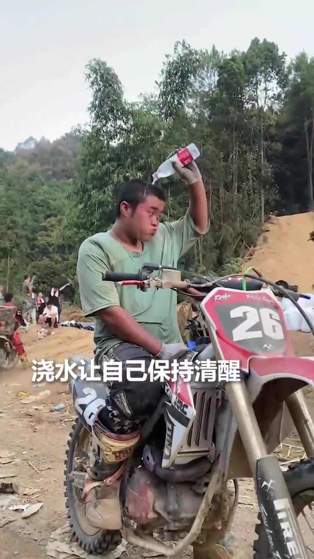 重庆山火扑救，这9个瞬间令人难忘！