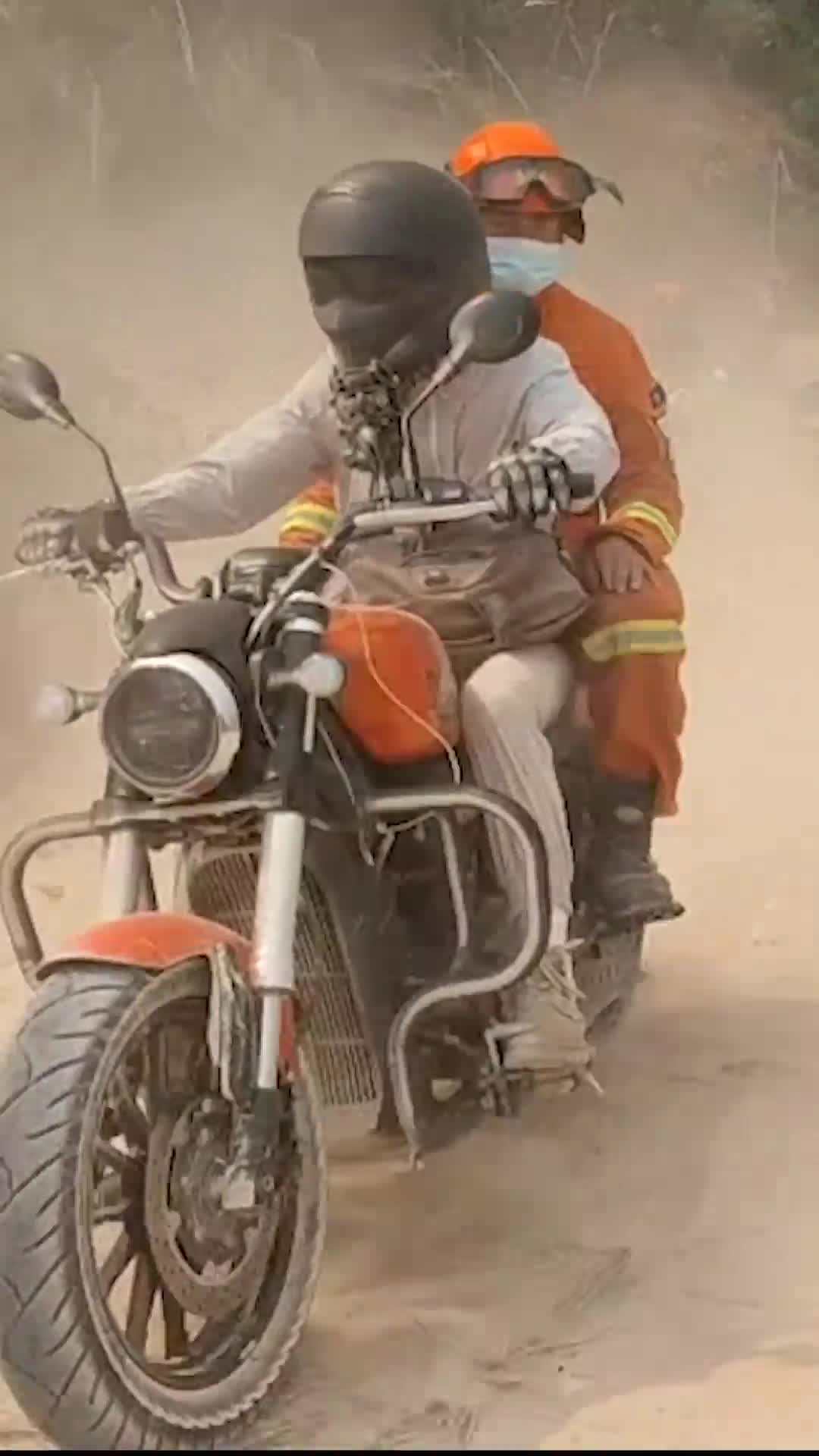 重庆山火扑救，这9个瞬间令人难忘！