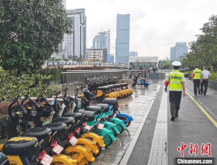 重庆：轨道出入口5米内乱停共享单车 三企业被处罚