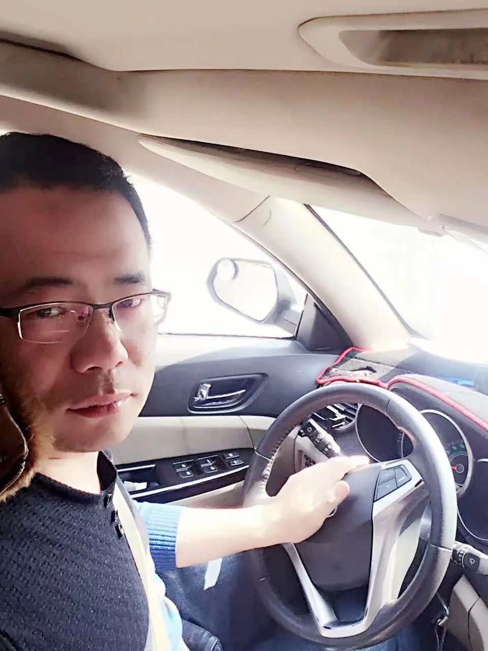 “毕竟是一条人命啊！”出租车司机两次跳湖救人，自己却住进医院