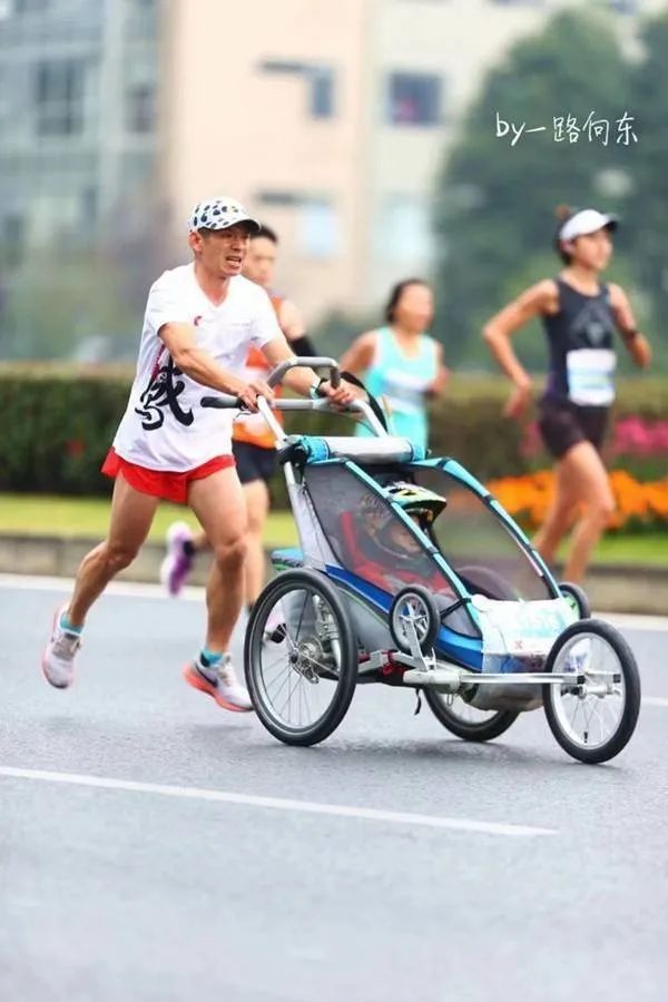 父亲推脑瘫儿子跑马拉松：“我答应他一辈子站在身后”