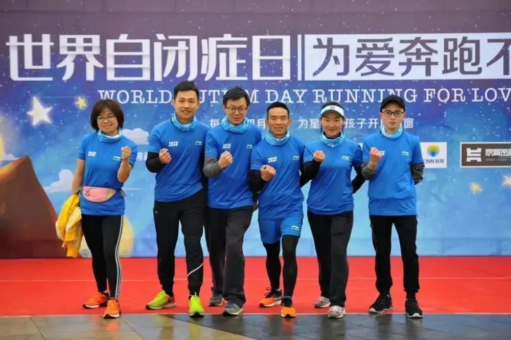 父亲推脑瘫儿子跑马拉松：“我答应他一辈子站在身后”