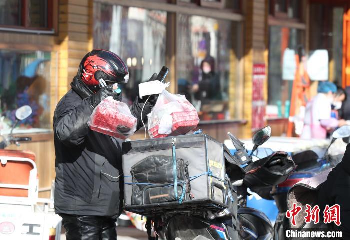 宁夏银川：市民吃饺子迎冬至