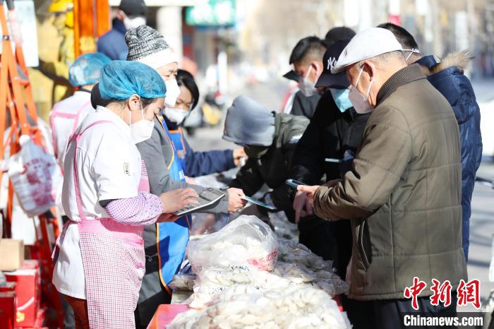 宁夏银川：市民吃饺子迎冬至