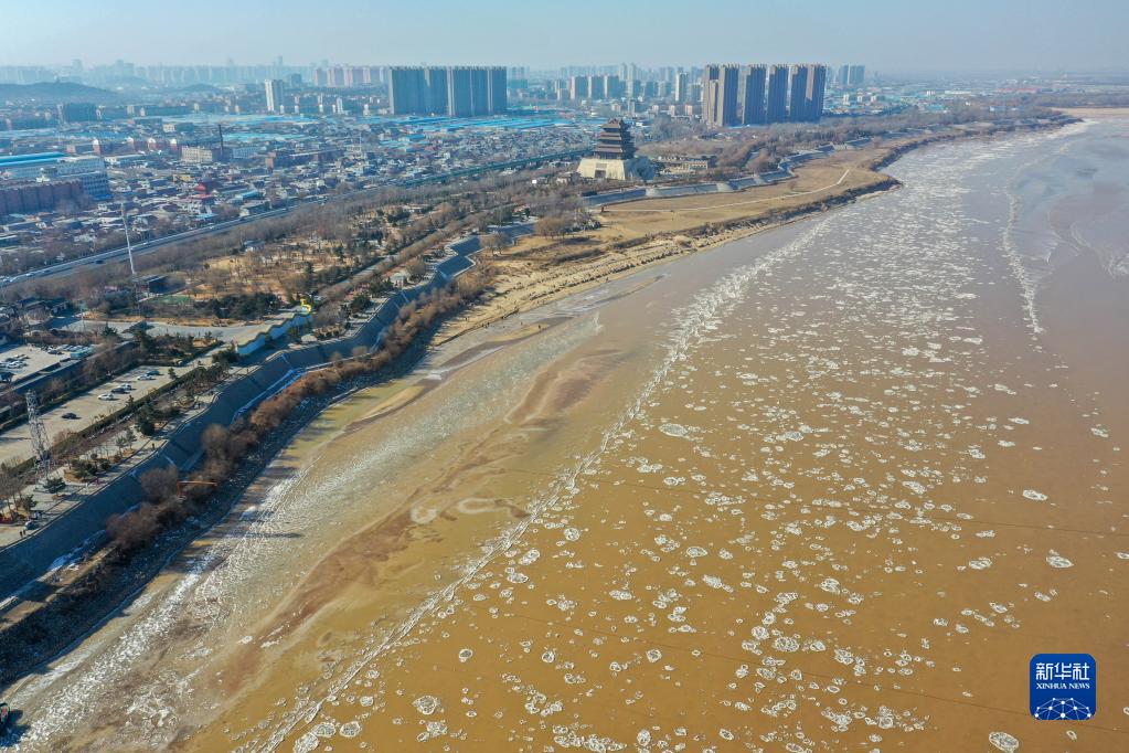 黄河济南段出现今冬首次淌凌