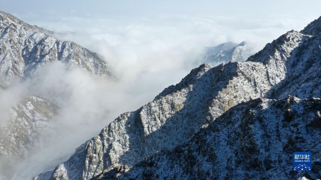 云蒸雾绕 雪后贺兰山