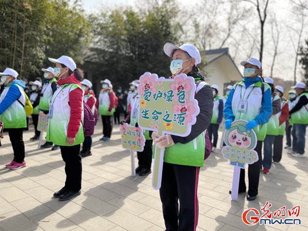 北京文明游园公益形象大使“文小明”“游小园”开启巡游宣传之行