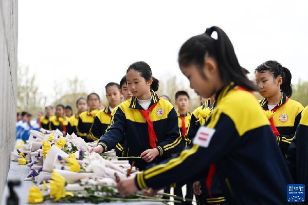 梨花风起又清明 祭奠英烈成新风