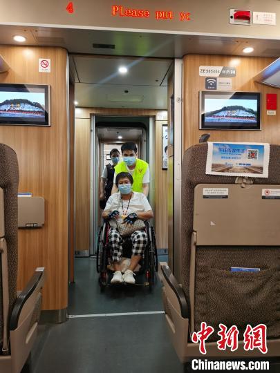 志愿者化身“移动拐杖”：端午假期铁路运输暖心服务旅客