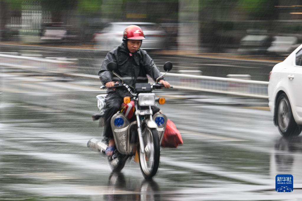 台风“泰利”给海南带来强风雨