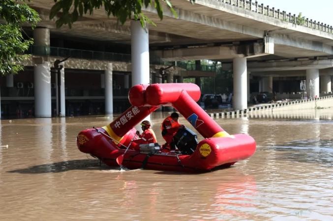 防汛救灾在行动｜【组图】铁船变浮桥、给台风拍CT，一览防汛救援中的科技力量！