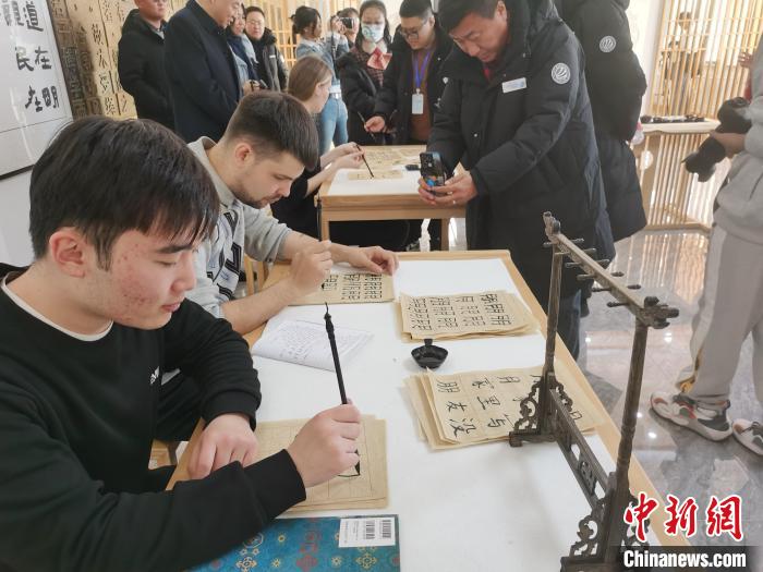 通讯：探访在“国门学府”研习书法的留学生