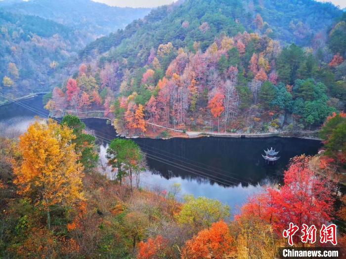 武汉黄陂木兰清凉寨：初冬叶斑斓 风景美如画