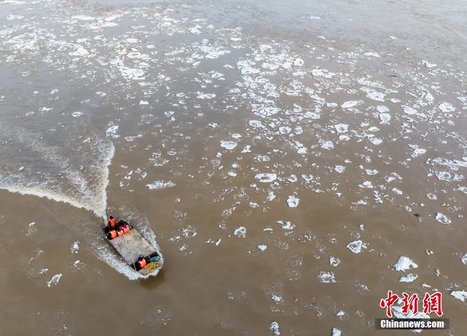 山西运城：黄河现流凌景观