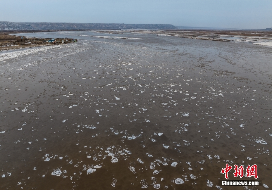 山西运城：黄河现流凌景观