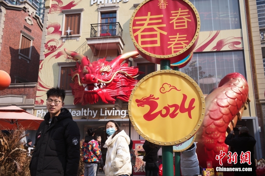 “龙元素”装饰扮靓上海街头