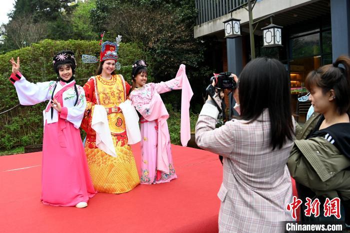 遇见福建：中外妇女相约平和庆“三八”