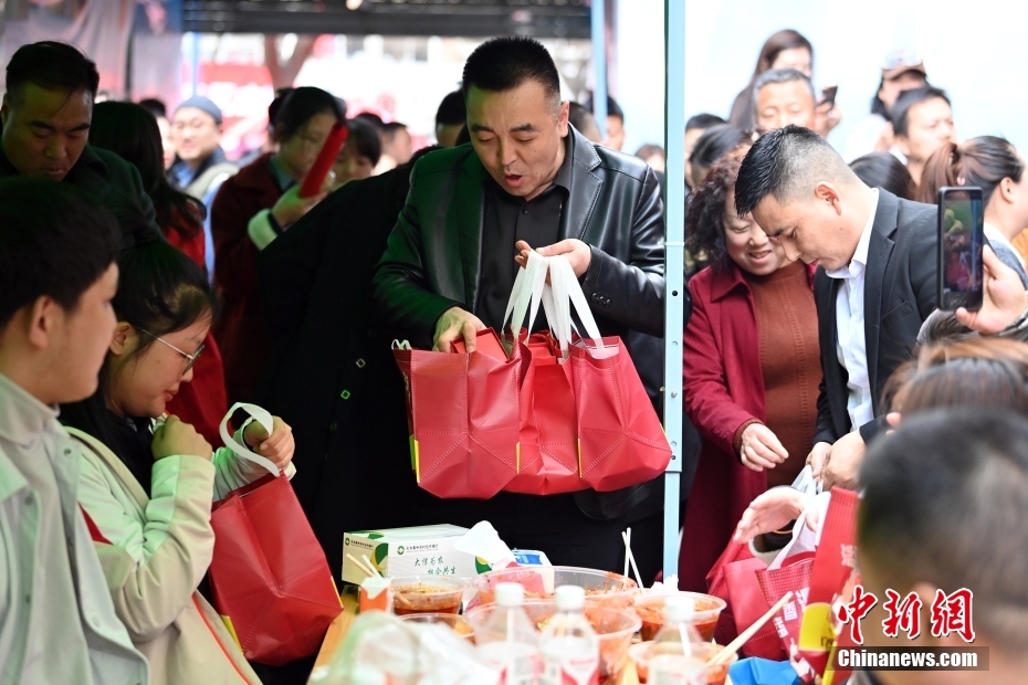 为一份美食奔赴一座城！甘肃天水麻辣烫吸引民众尝鲜