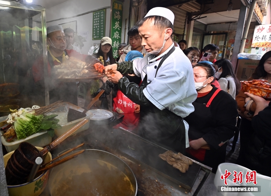 为一份美食奔赴一座城！甘肃天水麻辣烫吸引民众尝鲜