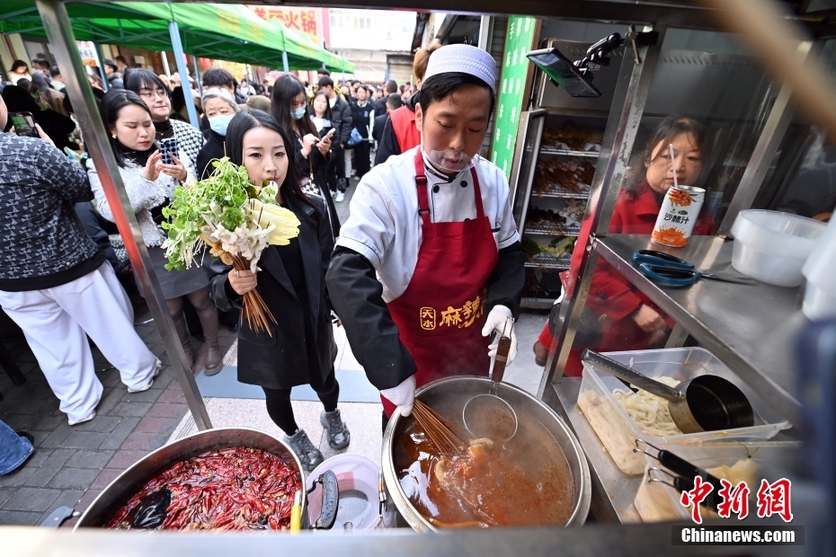 为一份美食奔赴一座城！甘肃天水麻辣烫吸引民众尝鲜