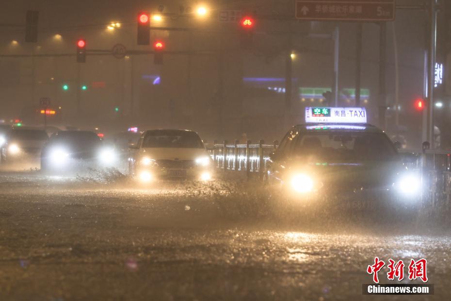 江西南昌迎强降水、冰雹等强对流天气 部分城市道路出现积水