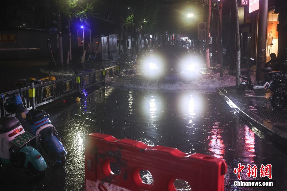 江西南昌迎强降水、冰雹等强对流天气 部分城市道路出现积水