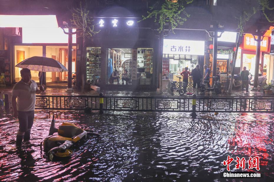 江西南昌迎强降水、冰雹等强对流天气 部分城市道路出现积水