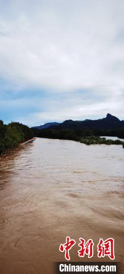 武夷山暴雨 九曲溪上涨淹没观景步道