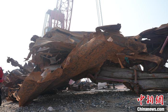 长江航道部门成功打捞枝江水道历史沉船