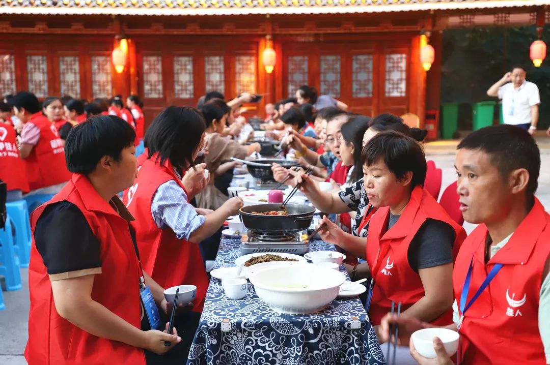 “凯里酸汤”长桌宴，一场美食文化之旅